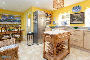 Kitchen/Breakfast Room- click for photo gallery